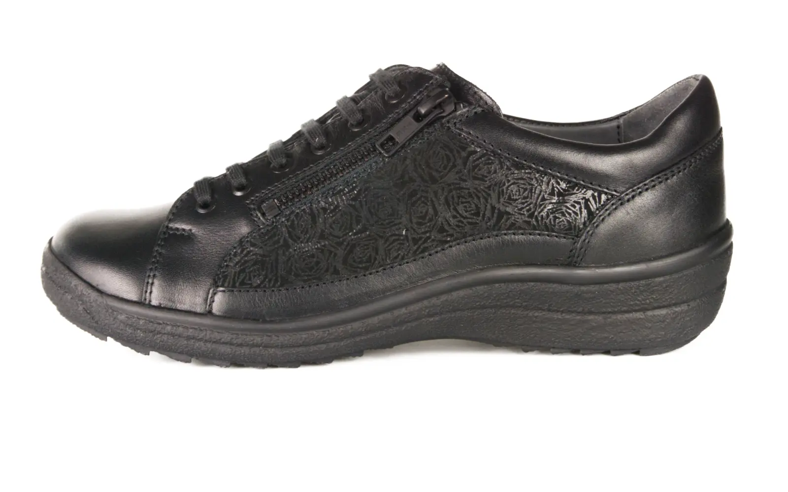 NINA Nappa LammVelourRose in Schwarz, seitlich positioniert, zeigt das elegante Design und die hochwertige Verarbeitung der Schuhe.