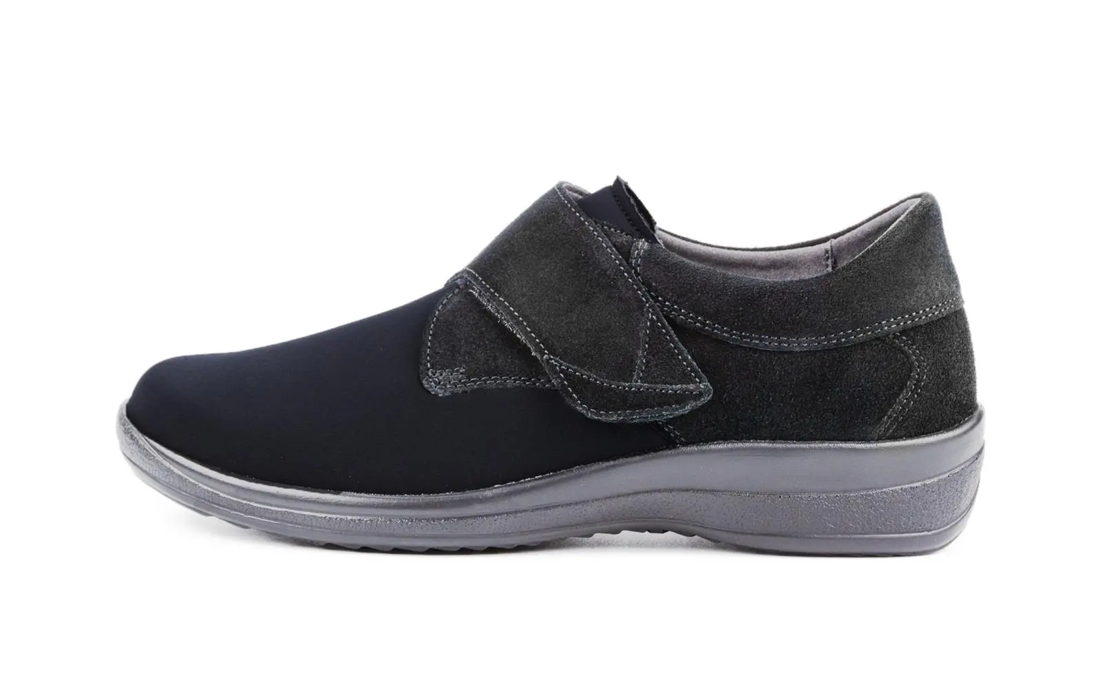 Schwarze Neopren Velour Schuhe MARINA in Weite H, von der Seite aufgenommen, zeigen ihre elegante Form und den bequemen Schnitt.