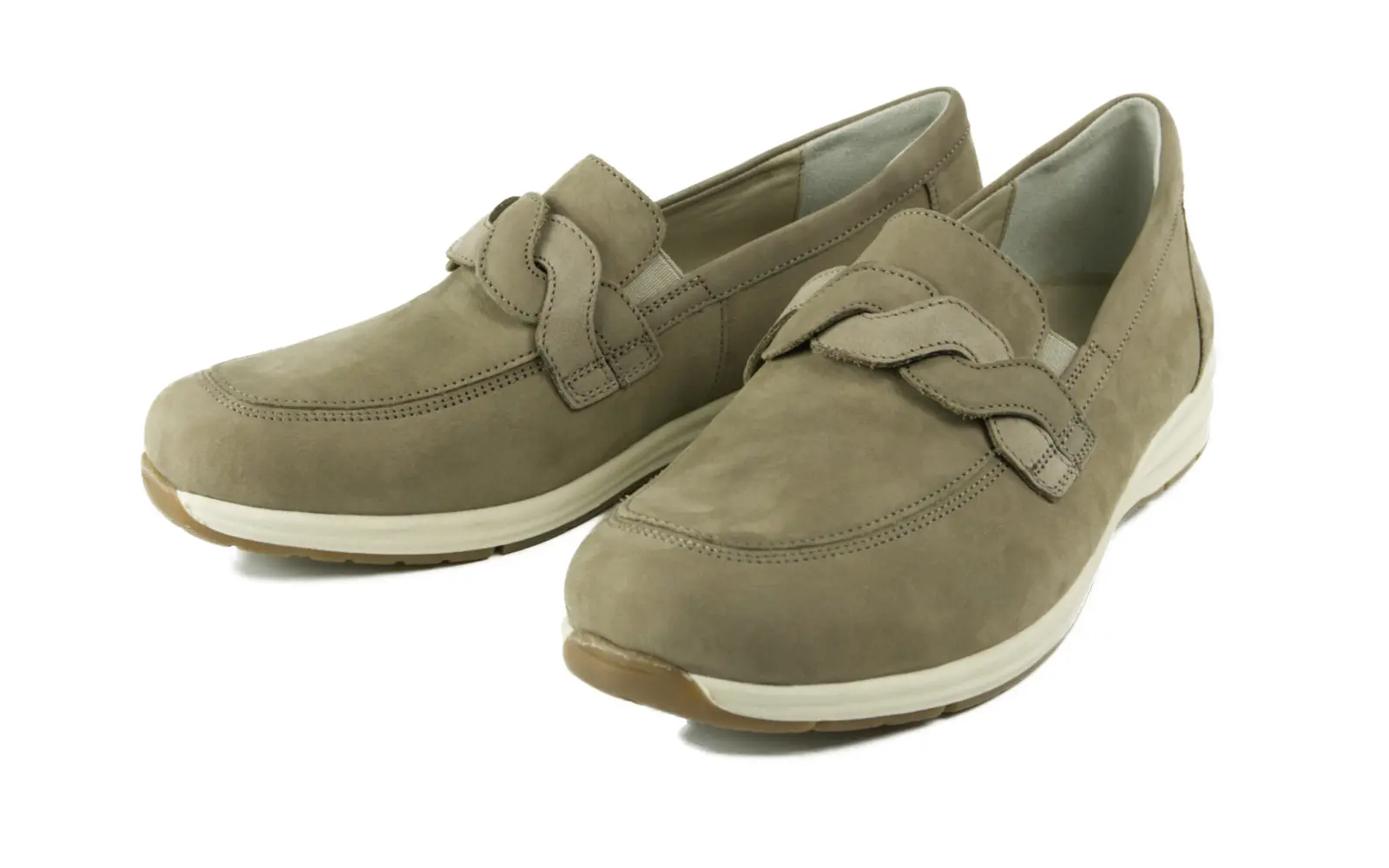 CAMILLA Nubuk in stein CAMILLA Nubuk Schuh in Steinfarbe, seitlich positioniert auf einer weißen Fläche, mit weichem Nubukleder und eleganter Silhouette.