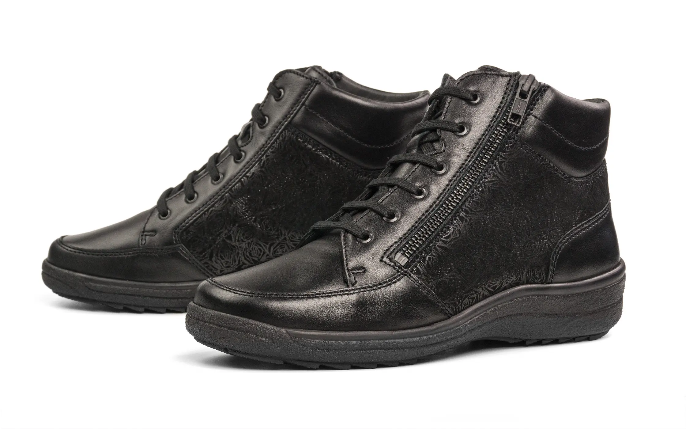 Der Schuh SENTA Nappa+LammVeloursRose in schwarz steht auf einem hellen Hintergrund und zeigt seine elegante und stilvolle Form.