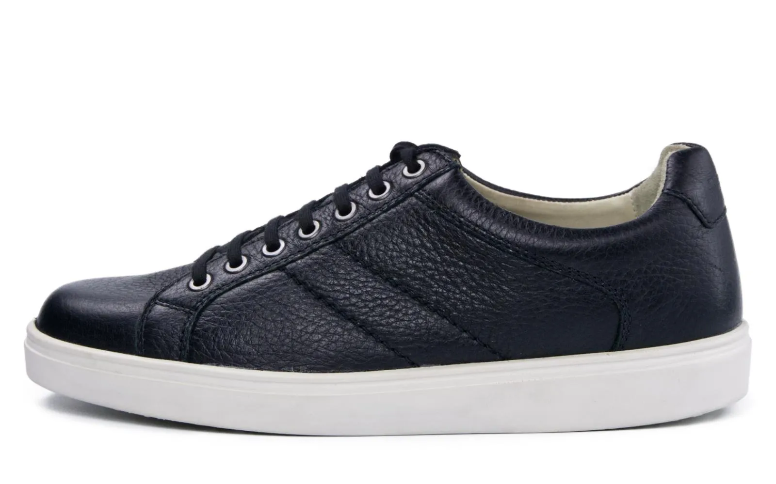 Der schwarze LOUIS Hirsch Schuh steht auf einem hellen Untergrund, seine elegante Form und feinen Details sind gut sichtbar.