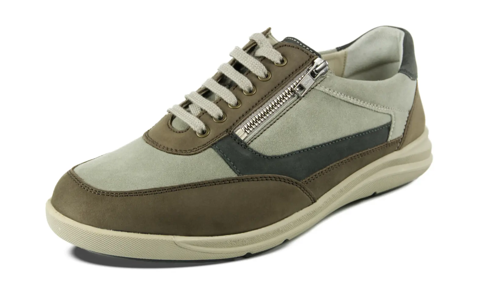 PANCHO Fettnubuk + Velour in borke+nebel Der PANCHO Fettnubuk + Velour Schuh in den Farben Borke und Nebel steht auf einem neutralen Hintergrund und hebt seine elegante Form und Textur hervor.