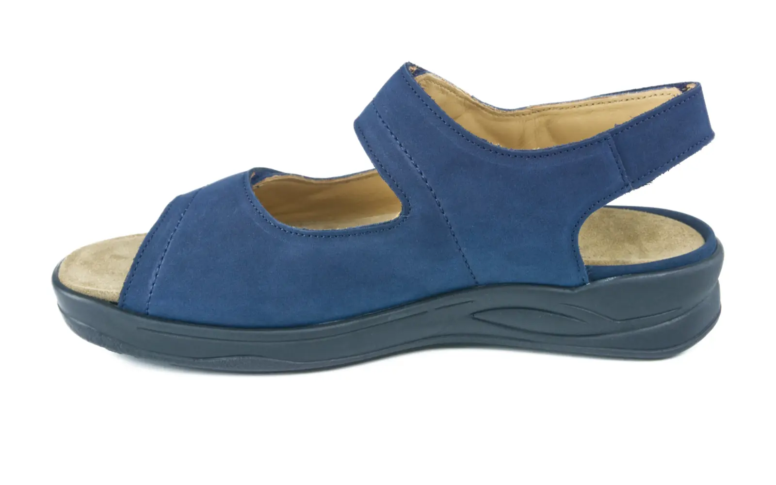 KIRA Nubuk+Velour Struktur in marine, seitlich positioniert auf einem neutralen Untergrund, zeigt die elegante und bequeme Designlinie.