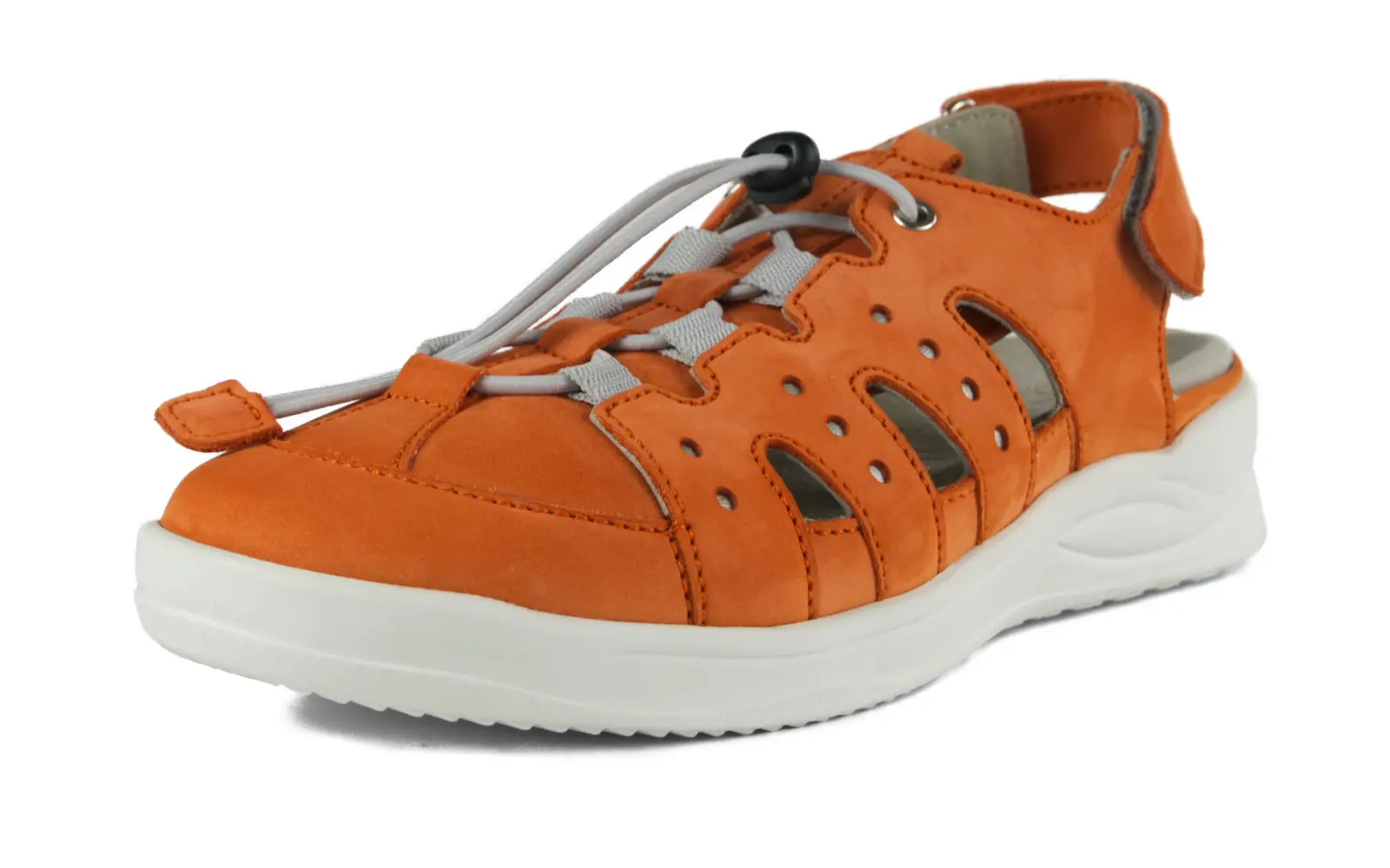 KERSTINA Nubuk in orange Der KERSTINA Nubuk Schuh in kräftigem Orange steht auf einem hellen Untergrund und präsentiert seine weiche Textur und modische Silhouette.
