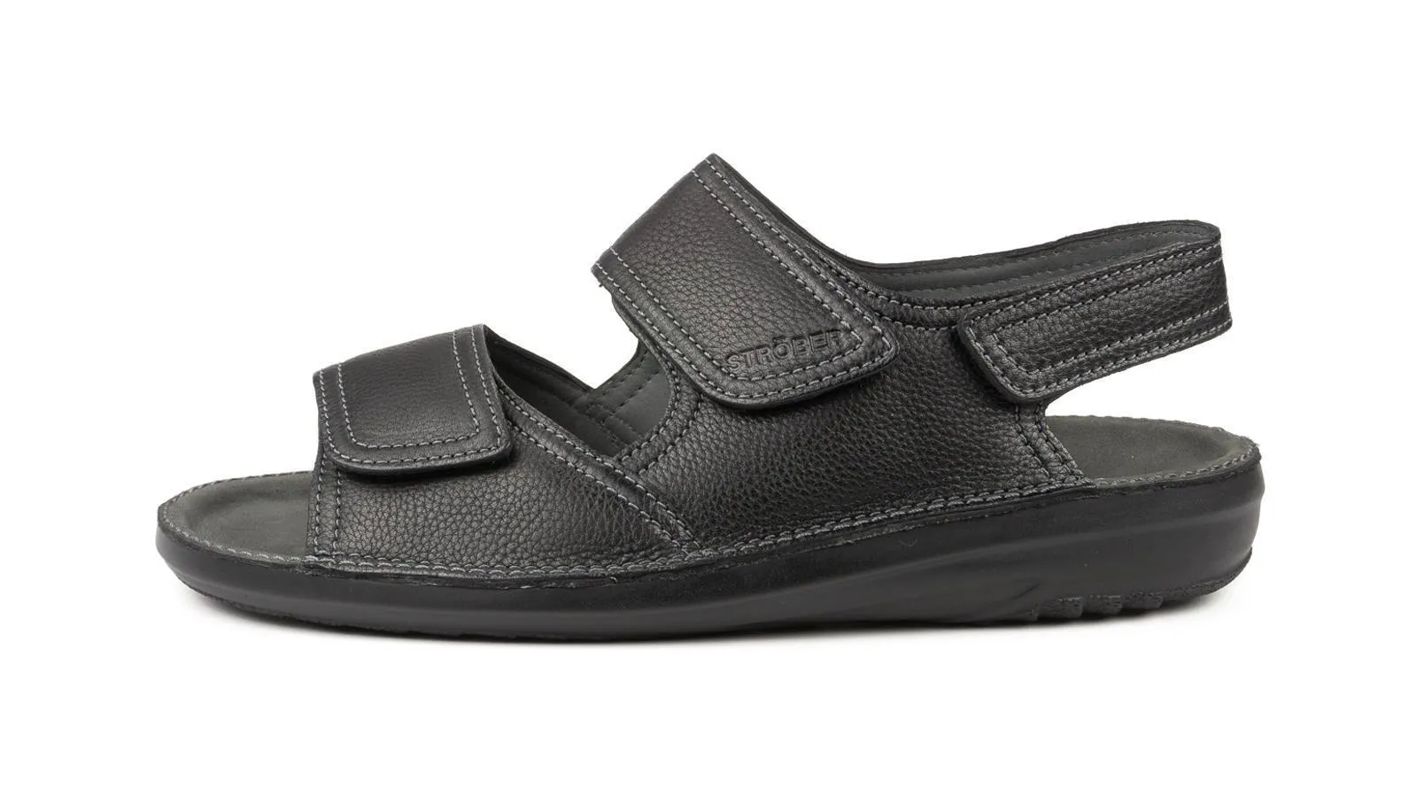 Der schwarze CARSTEN Schuh aus SoftCalf, elegant und bequem, steht auf einem hellen Untergrund.