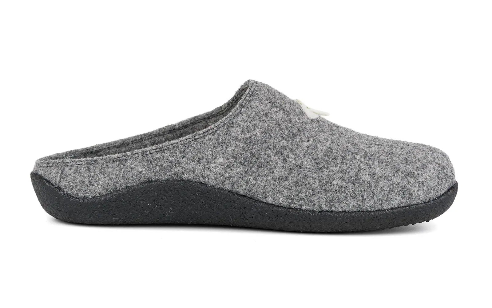Vroni Schuhe aus Filz in Graphitfarbe mit einem Edelweiß-Motiv auf der oberen Seite, elegant und bequem präsentiert auf einem hellerem Hintergrund.
