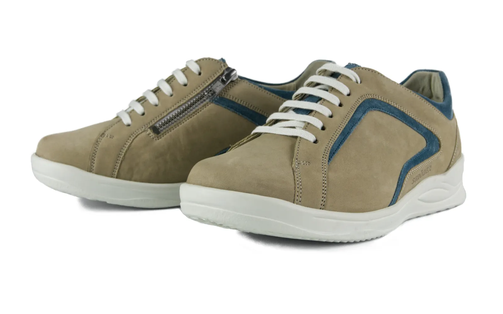 KAYA Nubuk+Velour Schuh in Kiesel und Jeans-Farben, seitlich und auf einem hellen Untergrund positioniert.