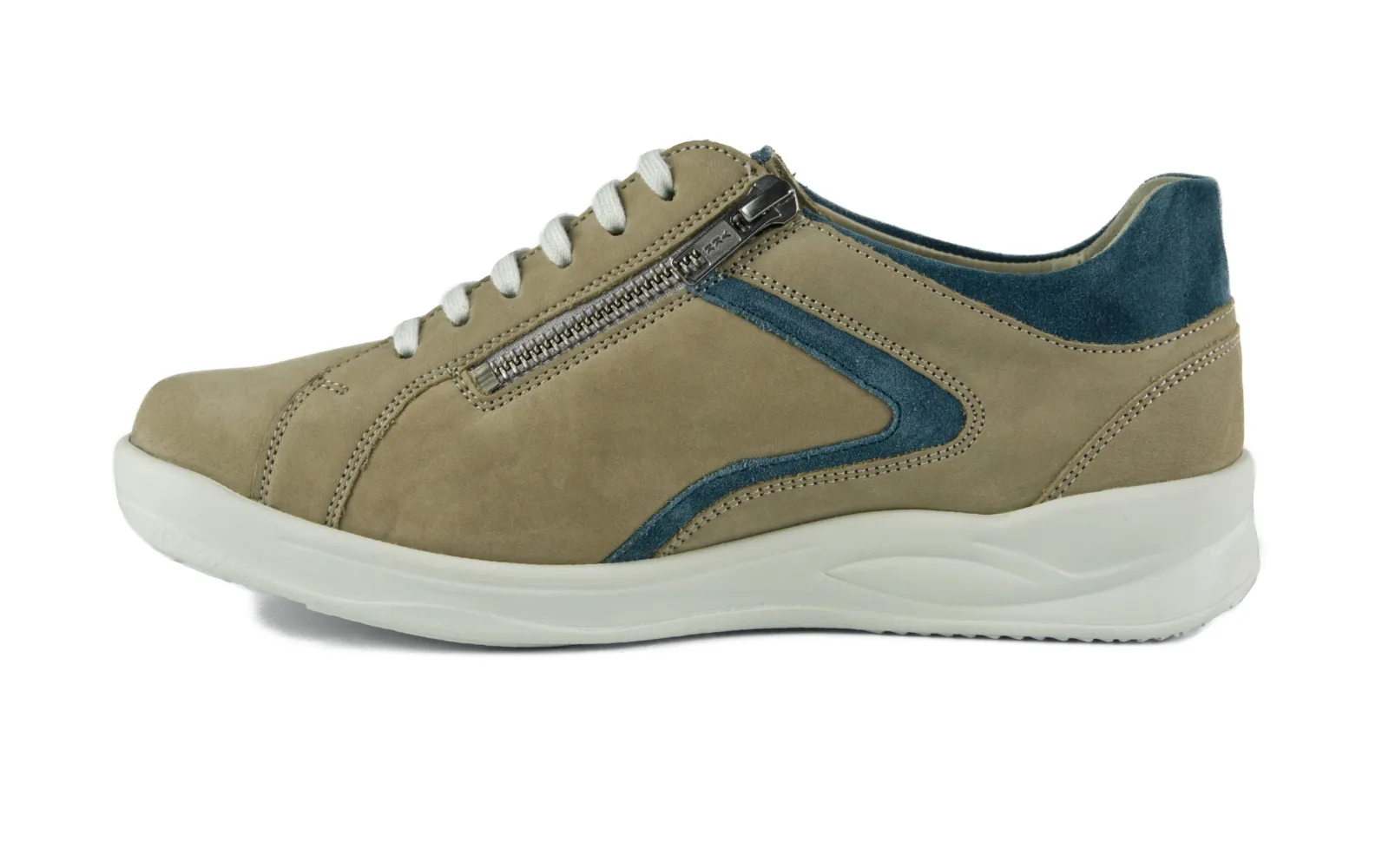 Der KAYA Nubuk+Velour Schuh in kiesel+jeans steht seitlich auf einem hellen Untergrund und zeigt seine elegante Form und texturierte Oberfläche.