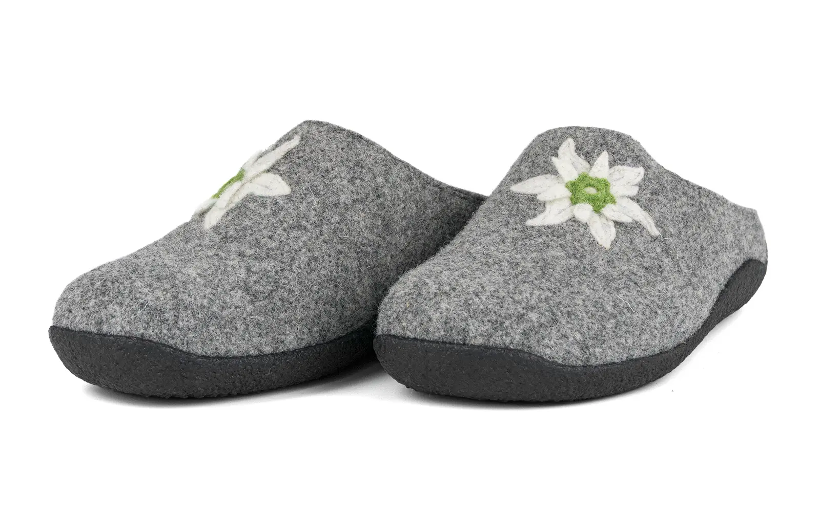 Vroni Schuhe aus graphitfarbenem Filz mit einem Edelweiß-Design, elegant und gemütlich auf einem weißen Hintergrund platziert.