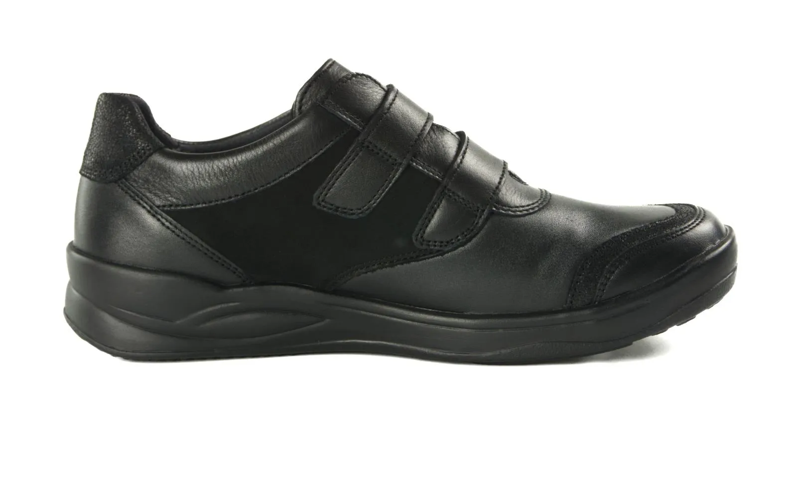 Der Schuh KOKO Nappa + StretchPerlato in schwarz steht auf einem neutralen Hintergrund und zeigt seine elegante Form und die Glanzoberfläche.