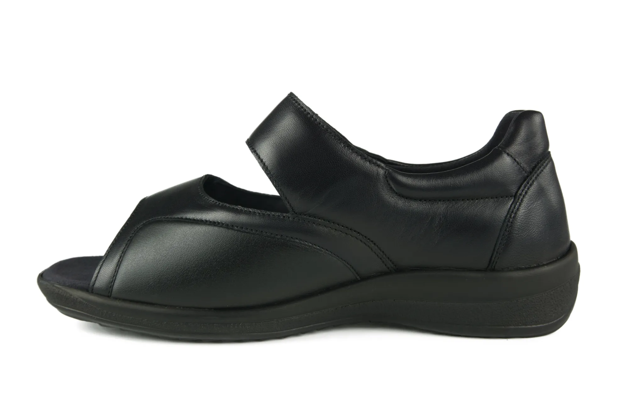 Ein eleganter HONEY LammNappa+StretchNappa Schuh in Schwarz, seitlich positioniert auf einem neutralen Hintergrund.