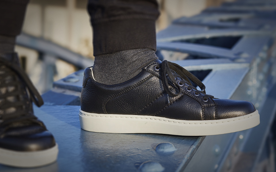 LOUIS Hirsch in schwarz, Bekleidung, Schuhwerk, Schuh, Sneaker, Person