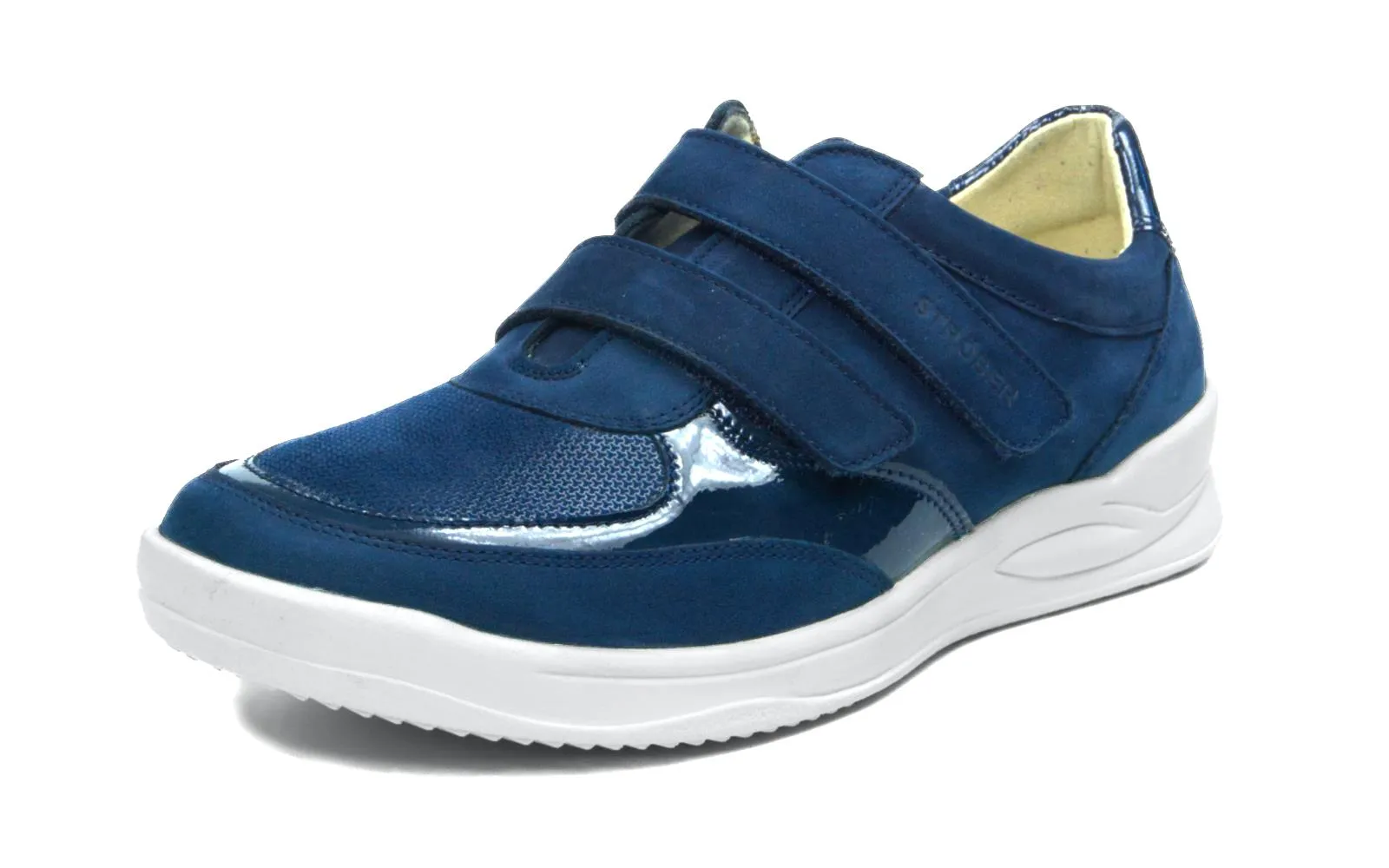 KOKO Nubuk + Stretch in marine, elegant positioniert auf einem weißen Hintergrund, zeigt die griffige Sohle und den komfortablen Schnitt.