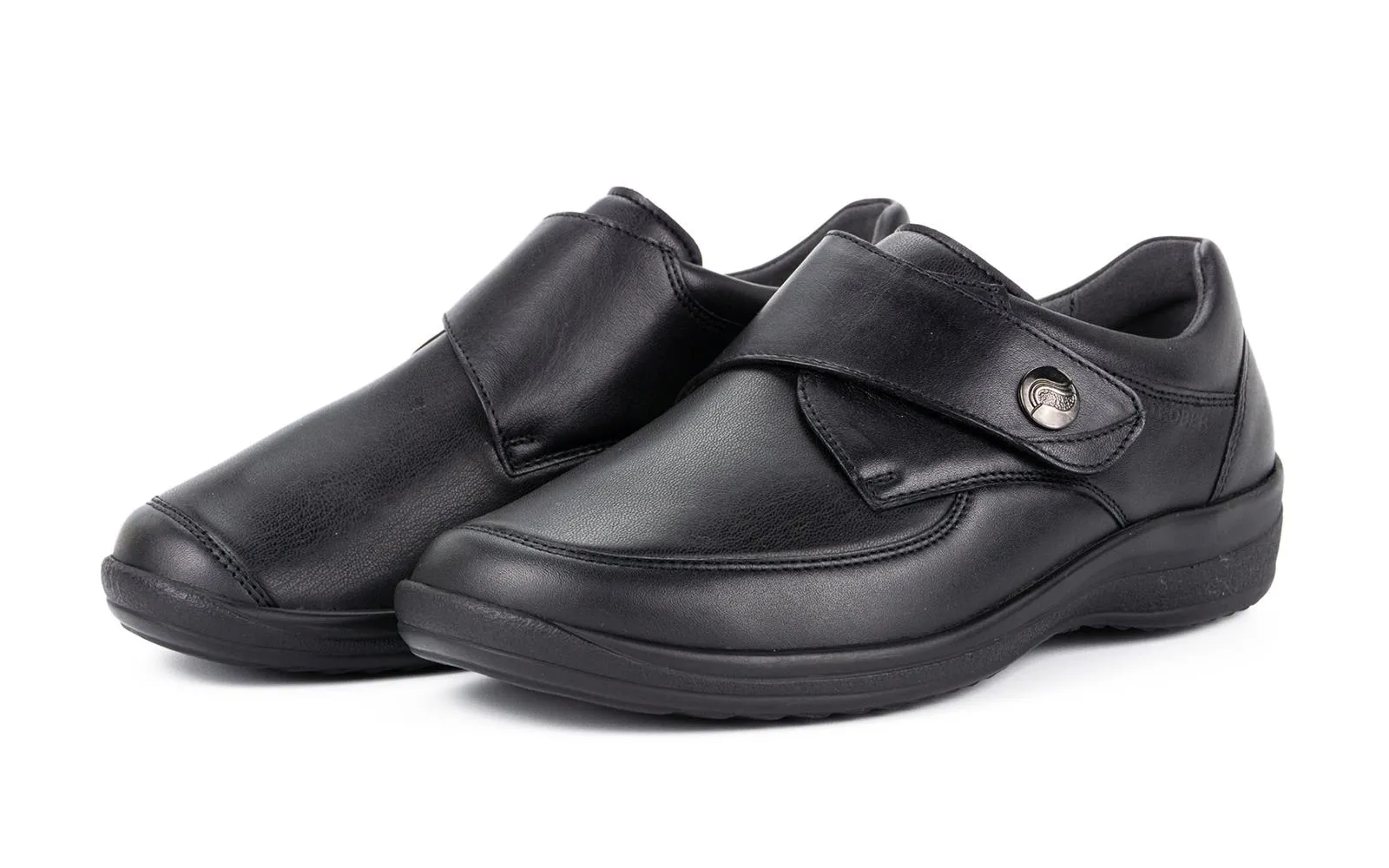 Ein schwarzer MURIEL Nappa Stretch Schuh in Weite K, elegant und bequem, seitlich auf einem neutralen Hintergrund positioniert.