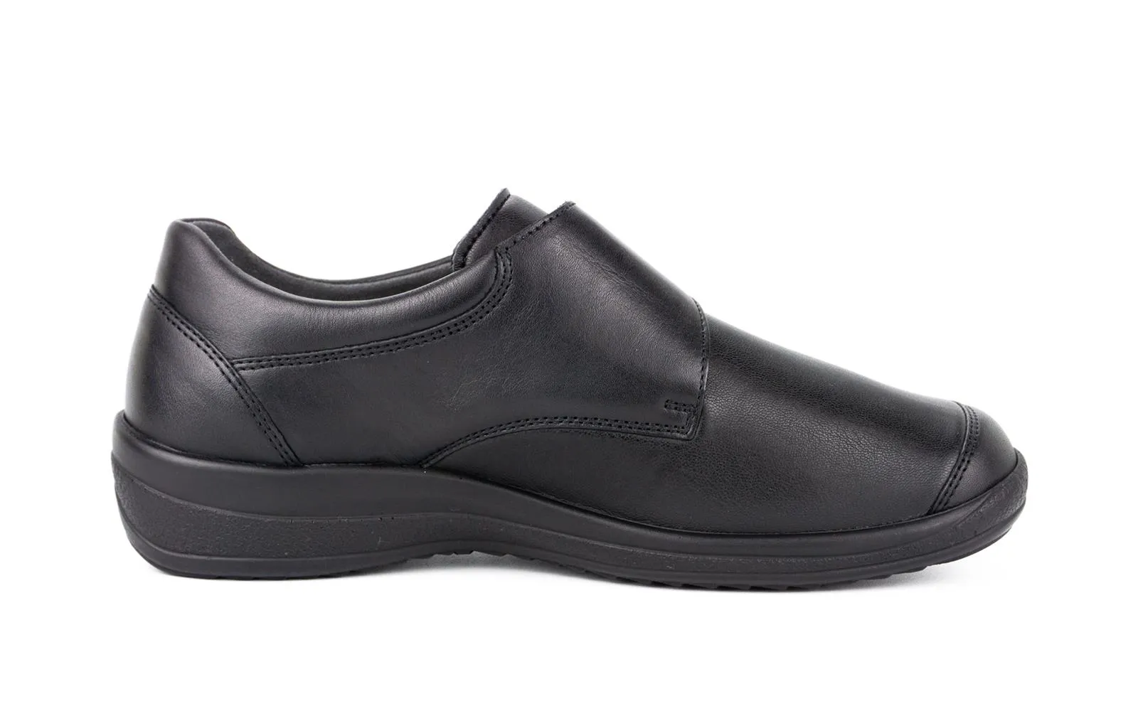 Der schwarze MURIEL Nappa Stretch Schuh in Weite K steht auf einem hellen Untergrund, zeigt eine elegante Form und glatte Oberfläche.