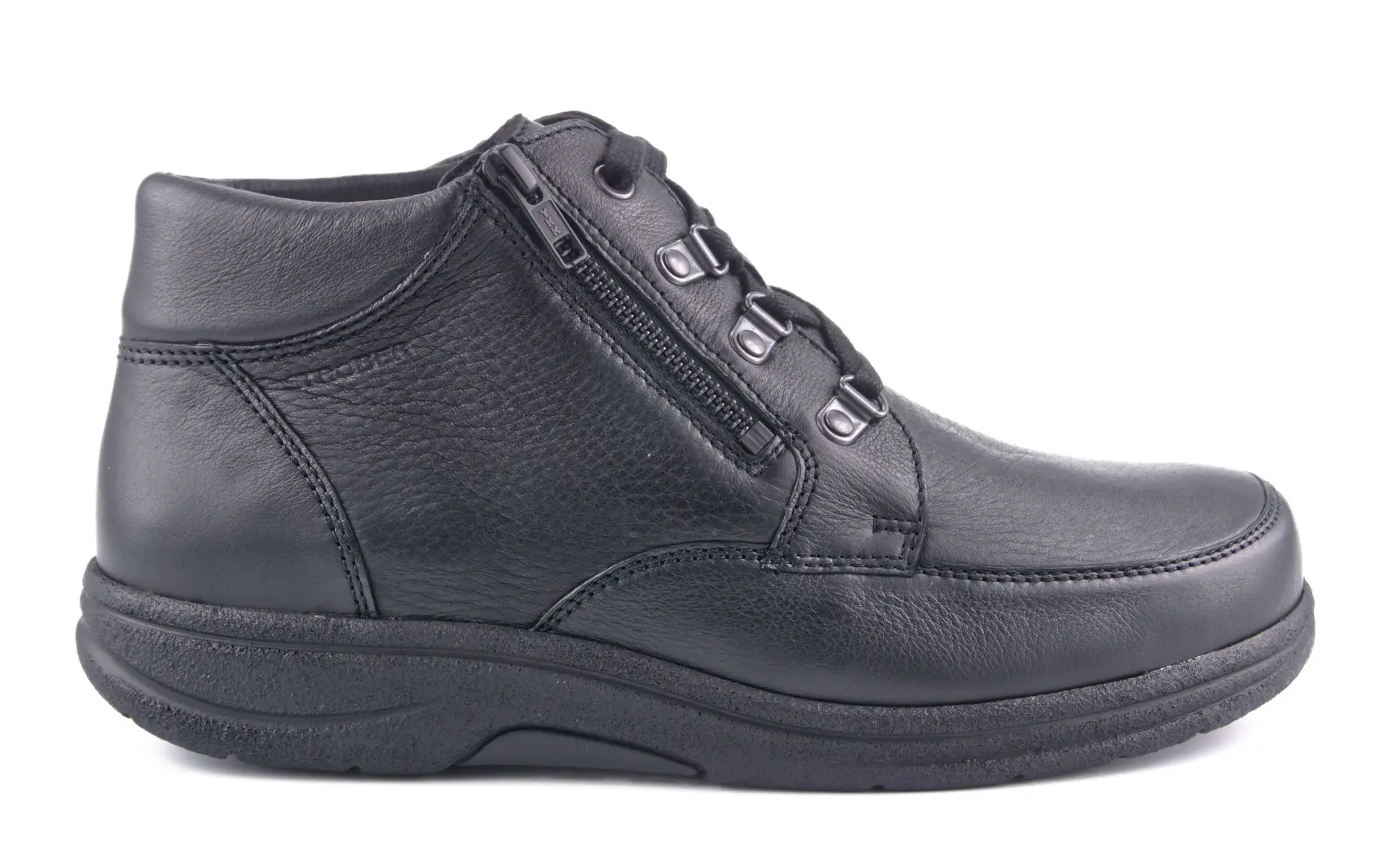 Der Schuh MINO NappaSoft plus Hirsch in Schwarz mit Wollfutter, seitlich auf einem weißen Hintergrund präsentiert.