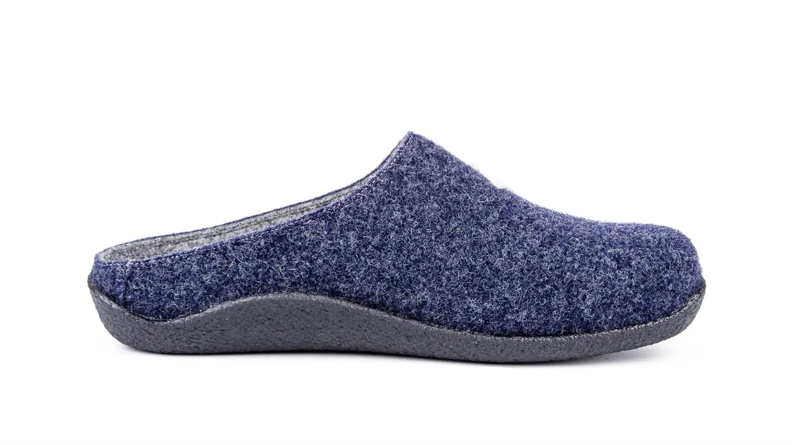 Der Schuh VRONI aus grauem Filz mit einem eleganten Edelweiß-Motiv in Jeans-Optik. Ideal für einen stylischen Auftritt.