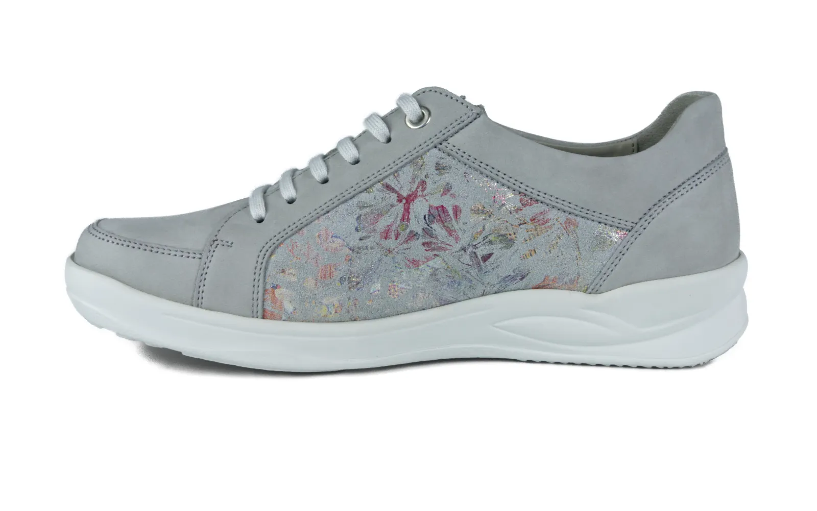 KORDULA Nubuk+VelourFlower in lightgrey, seitliche Ansicht. Der Schuh zeigt weiches Nubuk- und Velourleder in einer eleganten Farbnuance.