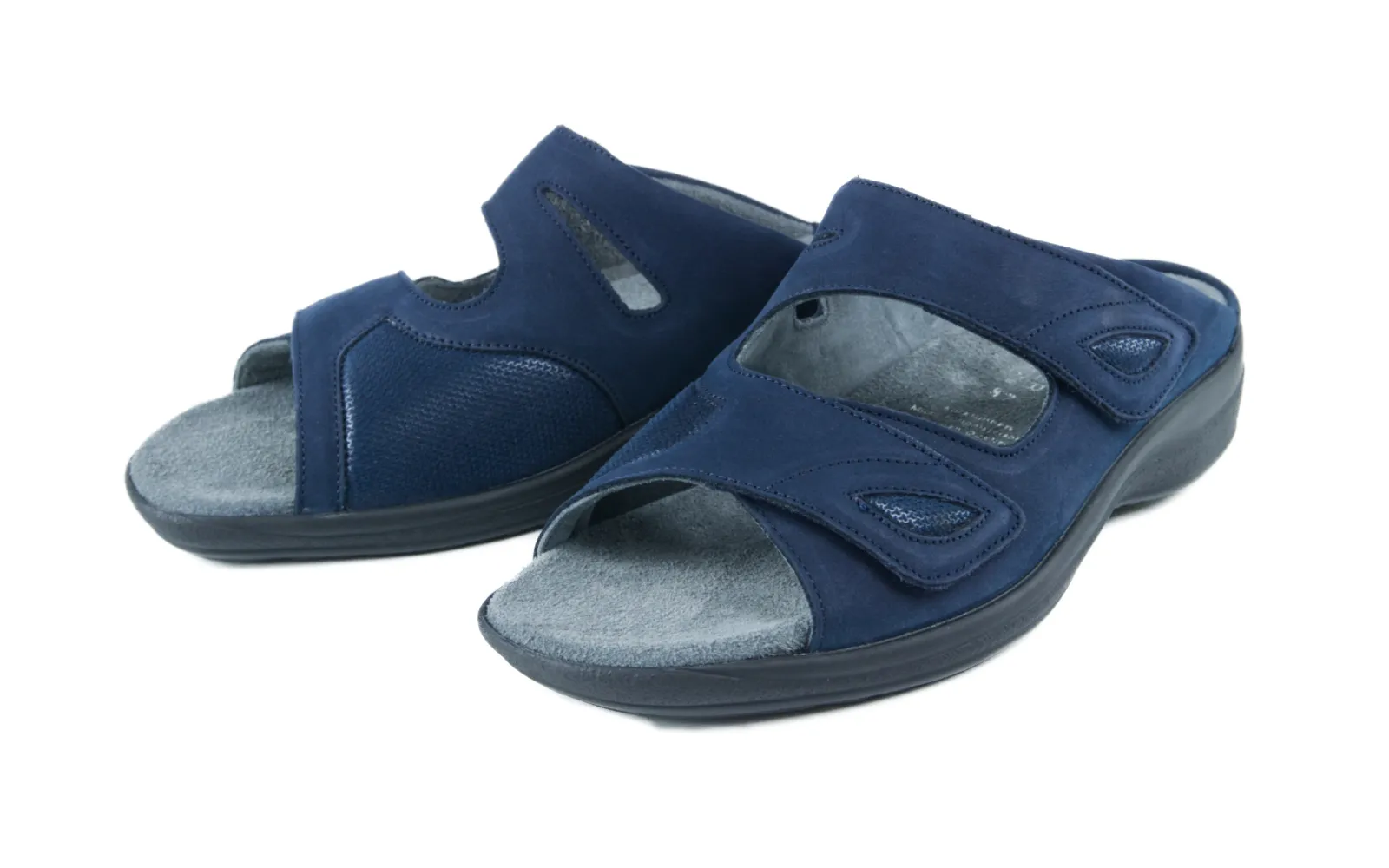HEDI Nubuk+StretchNappa in marine+ocean HEDI Nubuk+StretchNappa in marine+ocean, seitlich auf einem weißen Hintergrund positioniert, elegante und bequeme Schuhdetails sichtbar.