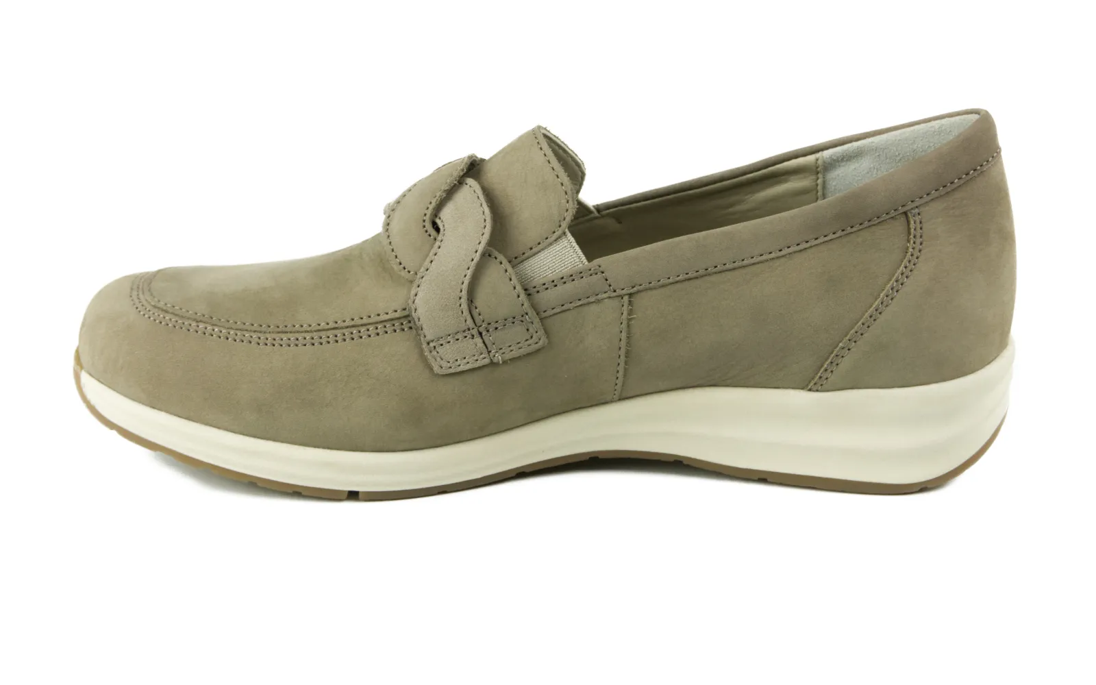 CAMILLA Nubuk in stein Der CAMILLA Nubuk Schuh in Steinfarbe steht elegant auf einem hellen Boden, mit weichem Obermaterial und modernem Design.