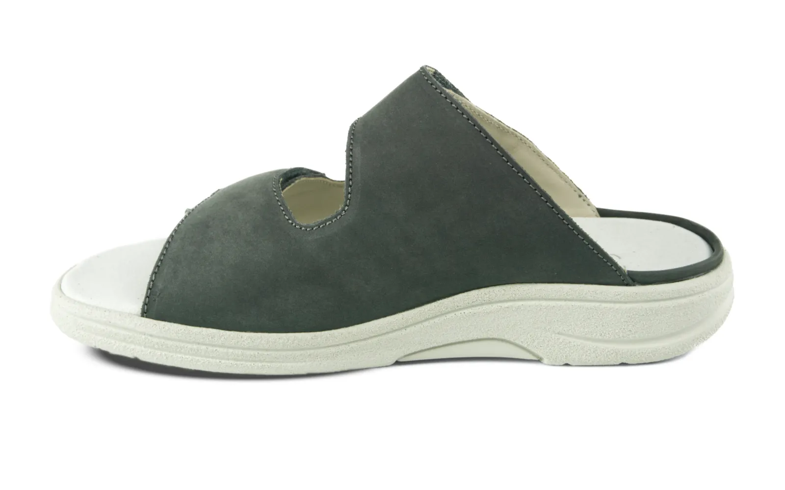 Der MORITZ Nubuk Schuh in granit steht auf einem weißen Hintergrund, mit seinem eleganten Design und der rauen Nubuk-Oberfläche deutlich sichtbar.