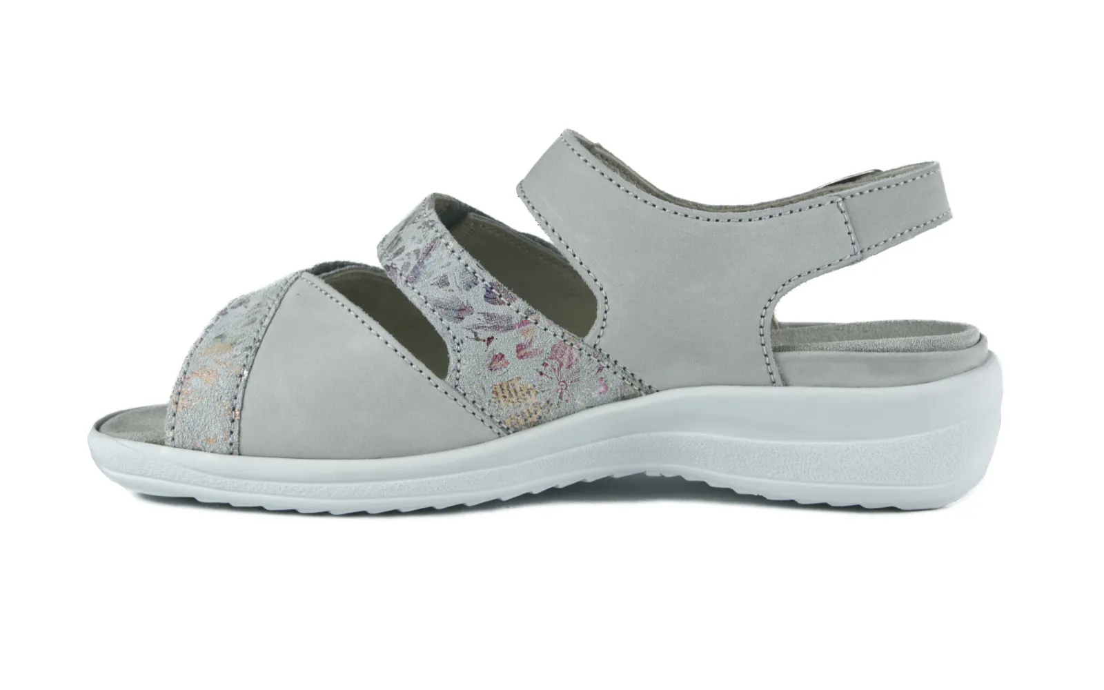 HEDWIG Nub+VFlow in lightgrey HEDWIG Nubuk+VelourFlower in lightgrey, elegant trotzt dem Wetter. Die Schuhe sind auf einem hellen Untergrund positioniert, mit weichen Linien.