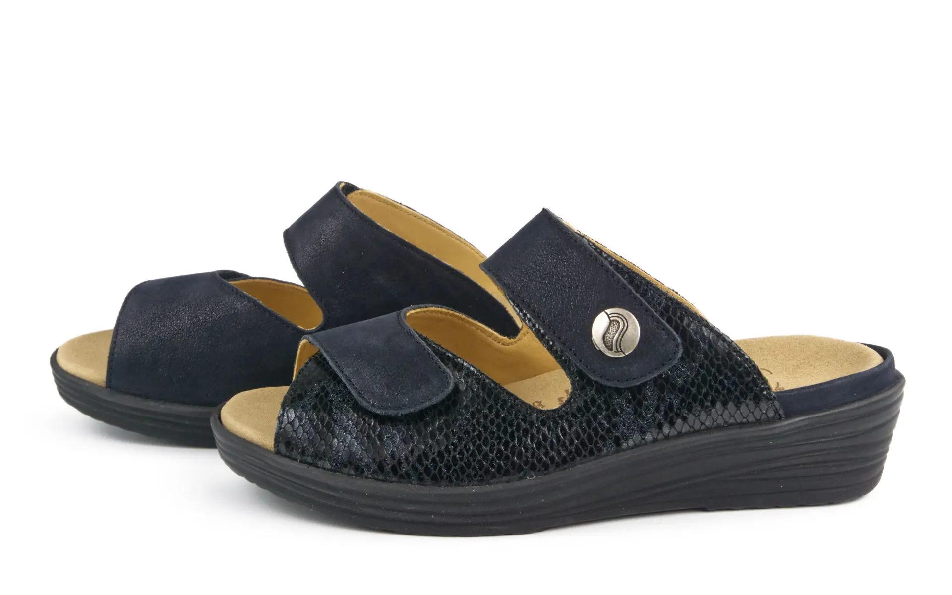 Schwarz-farbener FELICITAS Schuh aus Nubuk und Velourreptil, elegant auf einem neutralen Hintergrund positioniert.