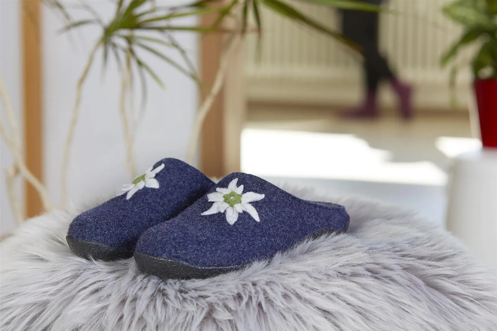 VRONI Filzschuh in Jeansfarbe mit gesticktem Edelweiß, seitliche Ansicht auf einem hellen Untergrund.