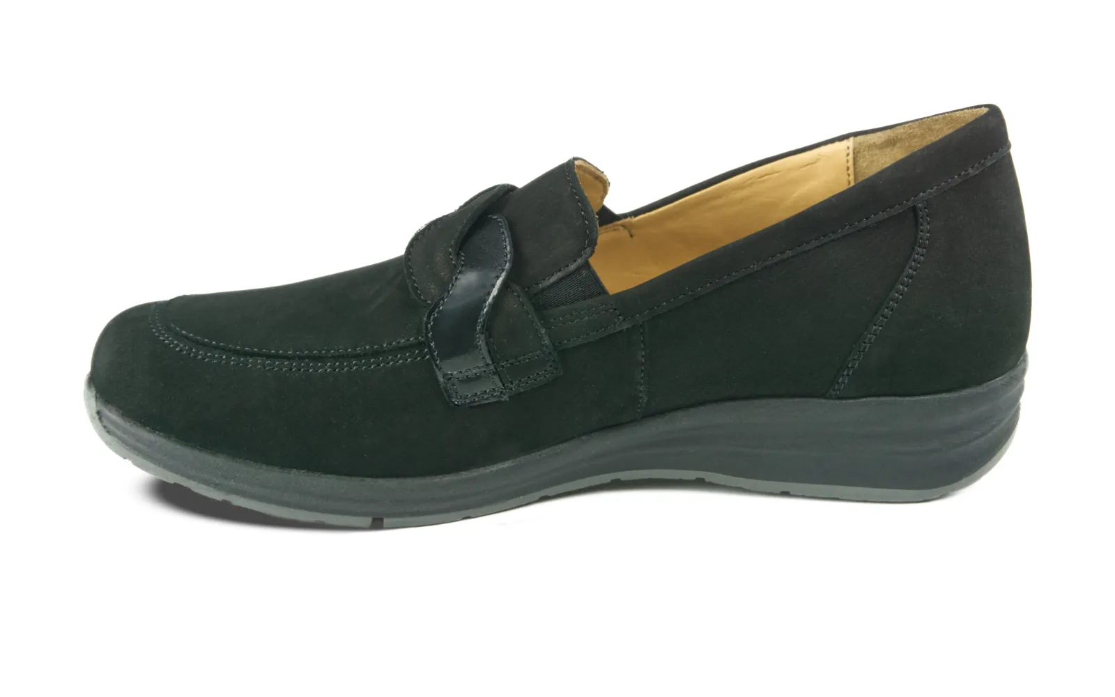 Der schwarze CAMILLA Nubuk Schuh steht auf einem hellen Hintergrund und zeigt seine elegante Form sowie die hochwertige Verarbeitung.