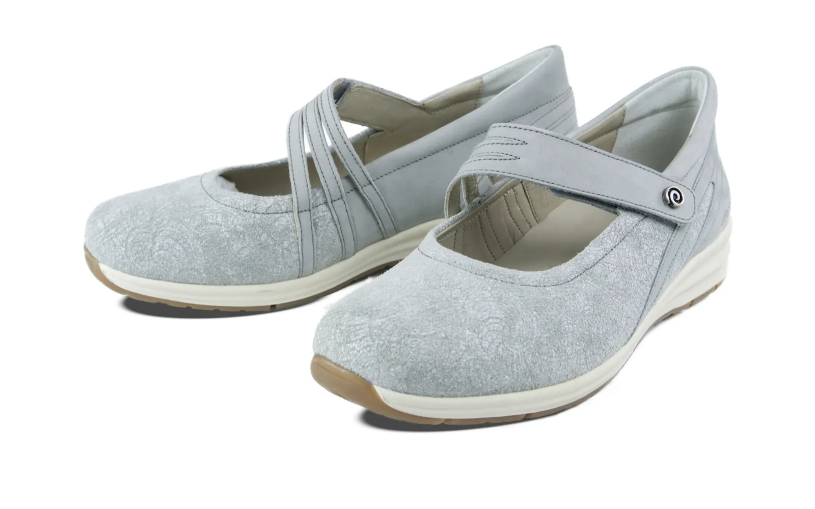 Der CORINNE Nubuk+Velour Schuh in Hellgrau, seitlich auf einem neutralen Hintergrund platziert, zeigt seine elegante Form und hochwertige Verarbeitung.