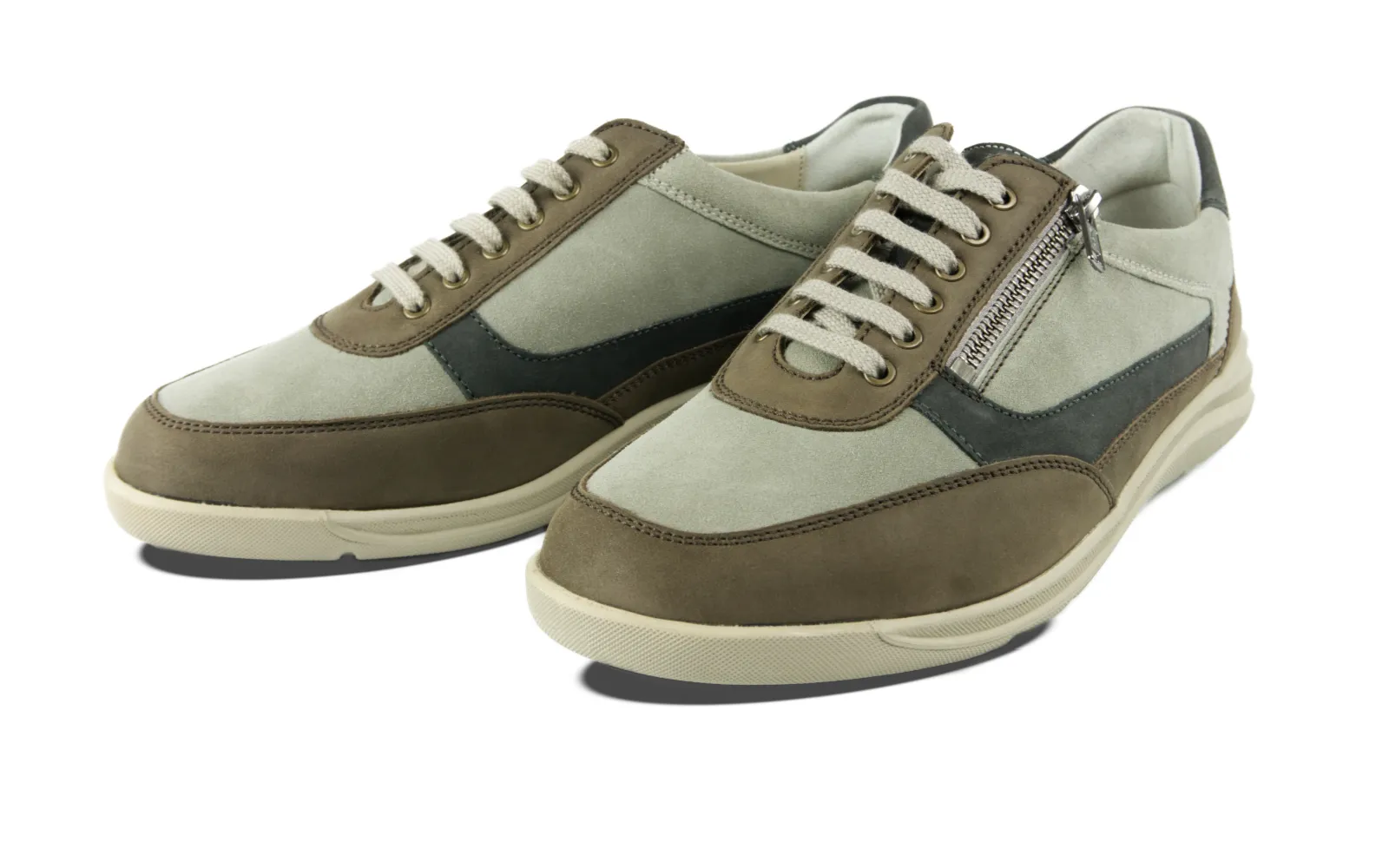 PANCHO Fettnubuk + Velour in borke+nebel Der Schuh PANCHO aus Fettnubuk und Velour in den Farben Borke und Nebel steht auf einem hellen Hintergrund.