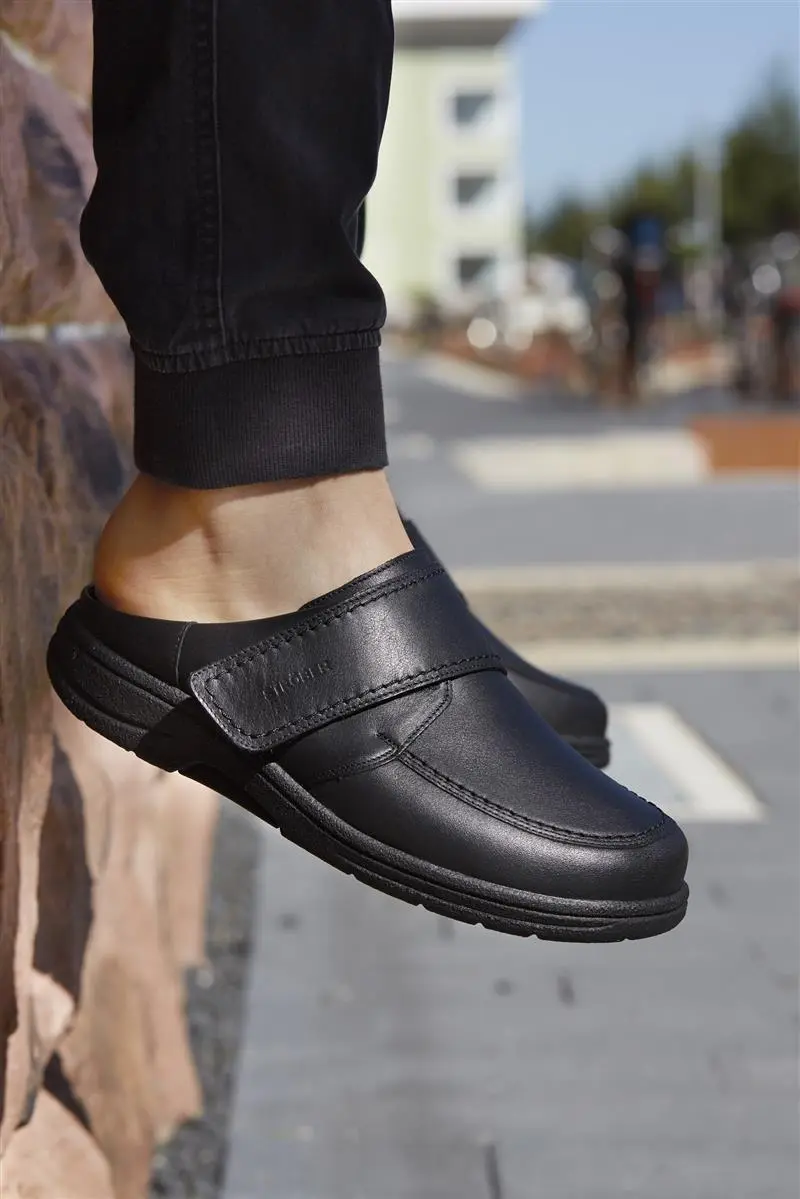 Schwarze MOSES SportNappa Schuhe in Weite K/M, seitlich angedeutet, präsentieren eine bequeme und elegante Silhouette.