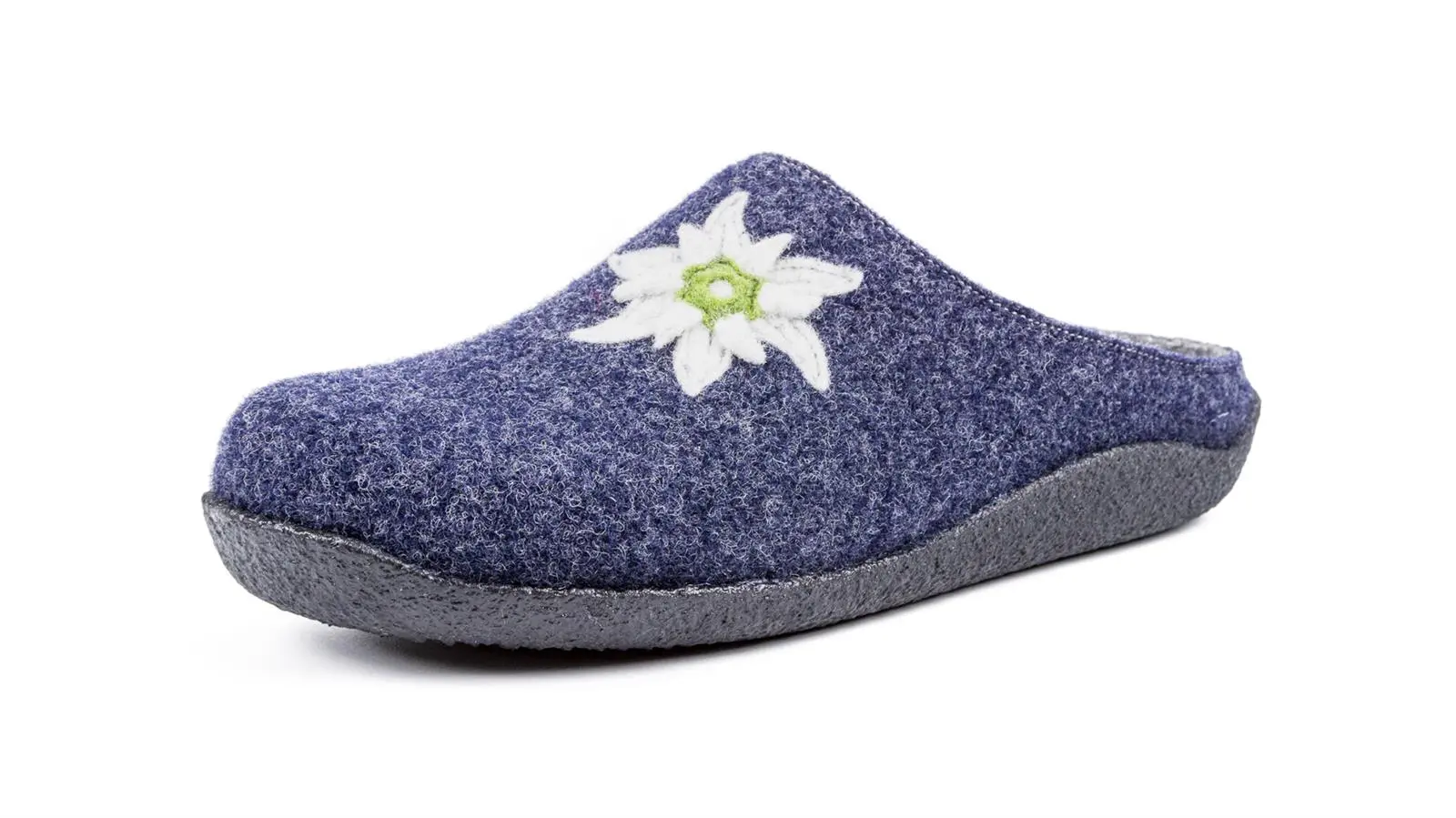 Der Schuh VRONI aus Filz in Jeansfarbe mit einem hübschen Edelweiß-Motiv auf der Seite, optimal in seitlicher Position abgebildet.