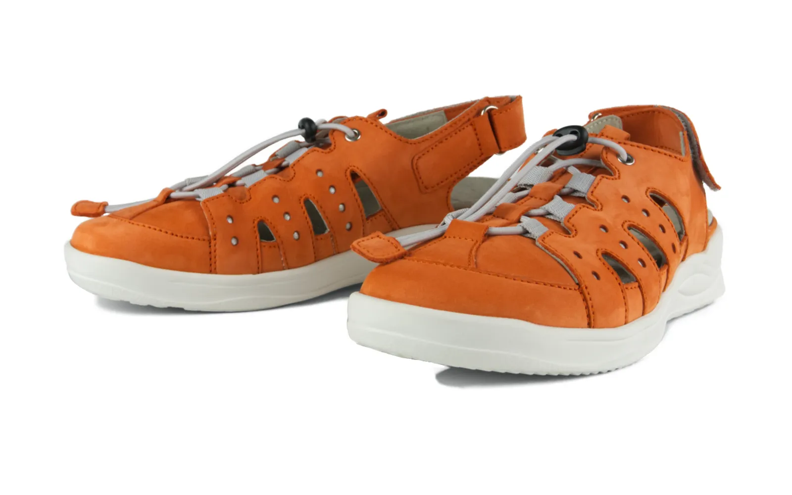 KERSTINA Nubuk in orange Der KERSTINA Nubuk Schuh in leuchtendem Orange, seitlich dargestellt, zeigt sein elegantes Design und die hochwertige Verarbeitung.