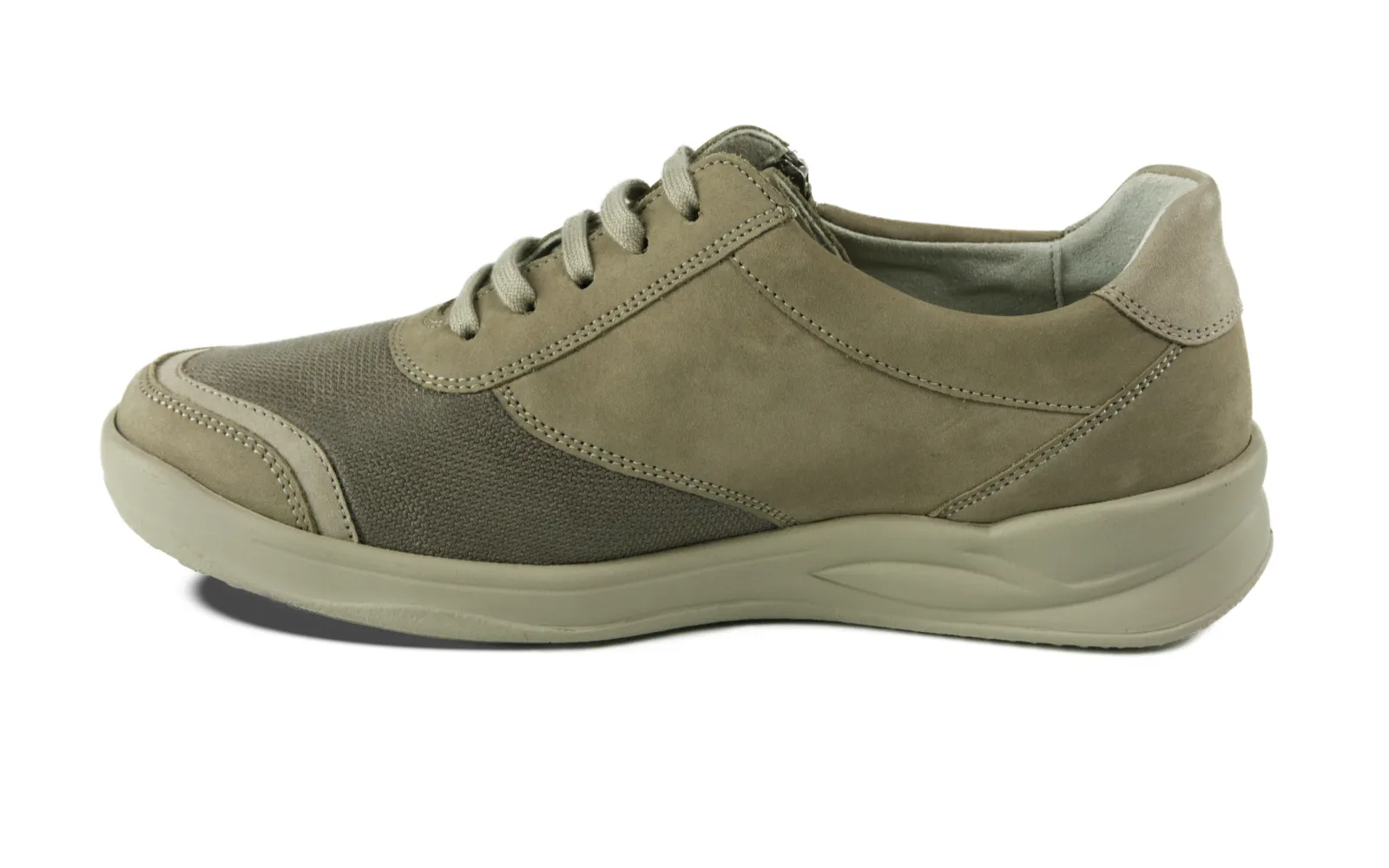 Der KORA Nubuk+StretchTetra Schuh in stein+fels liegt elegant auf einem hellen Hintergrund, der sein modernes Design betont.
