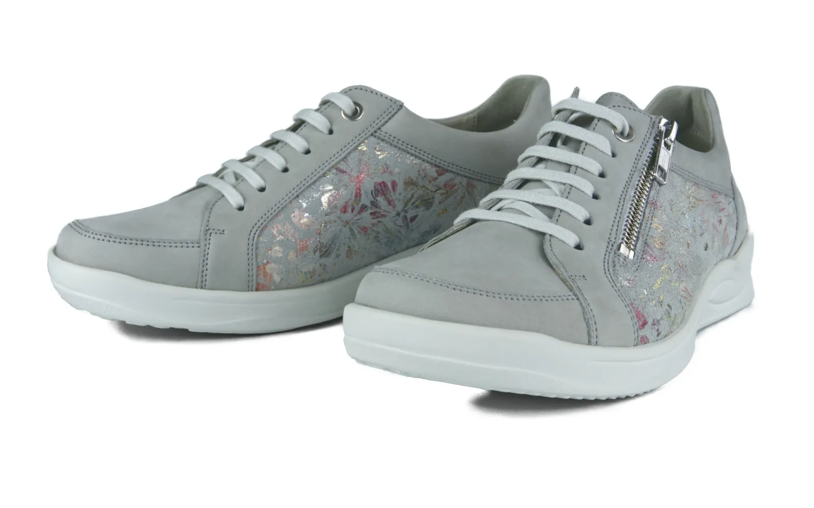 KORDULA Nubuk+VelourFlower in lightgrey, seitliche Ansicht des Schuhs mit feinen Blumenmustern auf dem Obermaterial.