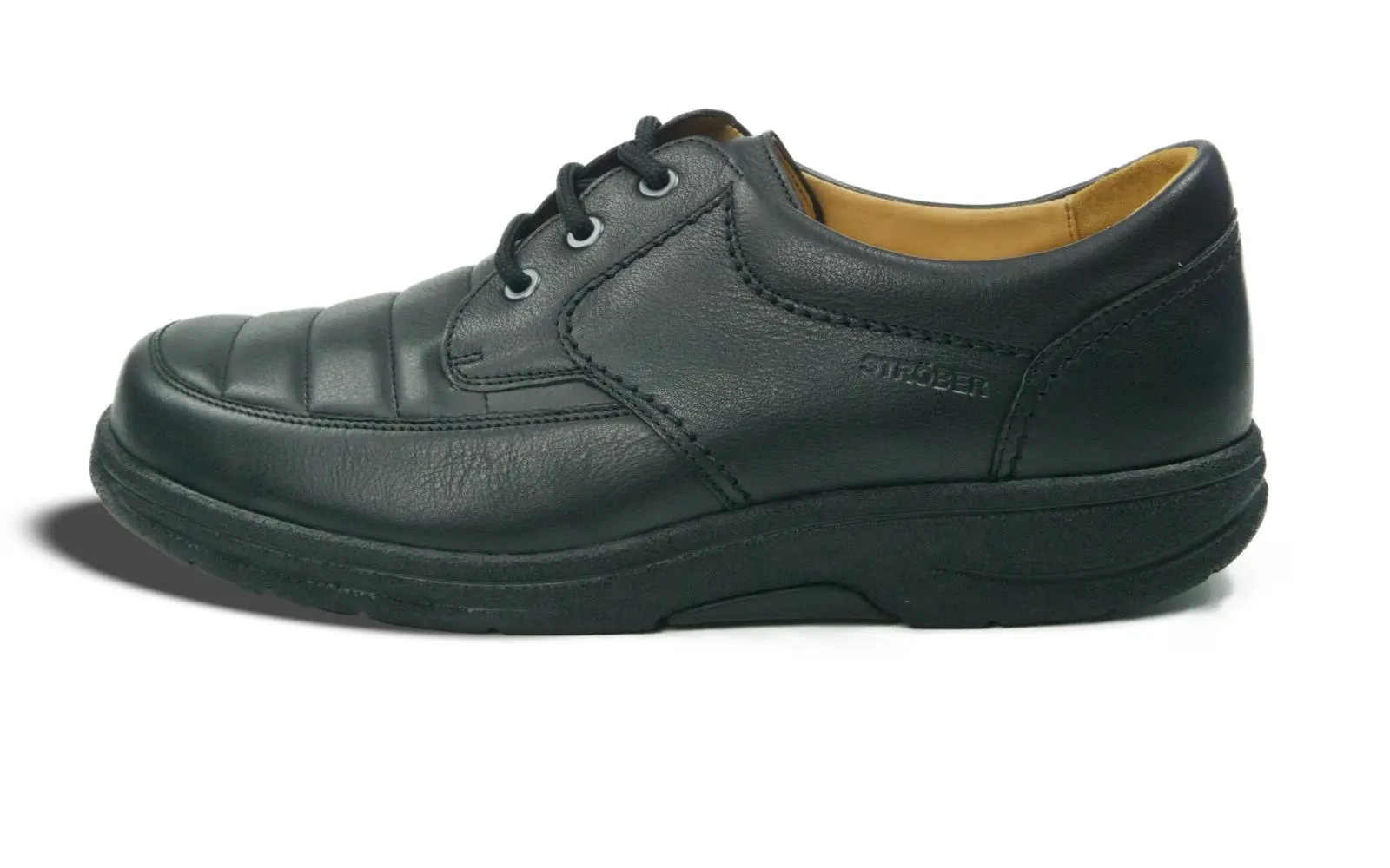 Der Schuh MANFRED NappaSoft in Schwarz ist elegant und komfortabel, seitlich präsentiert auf einem hellen Hintergrund.