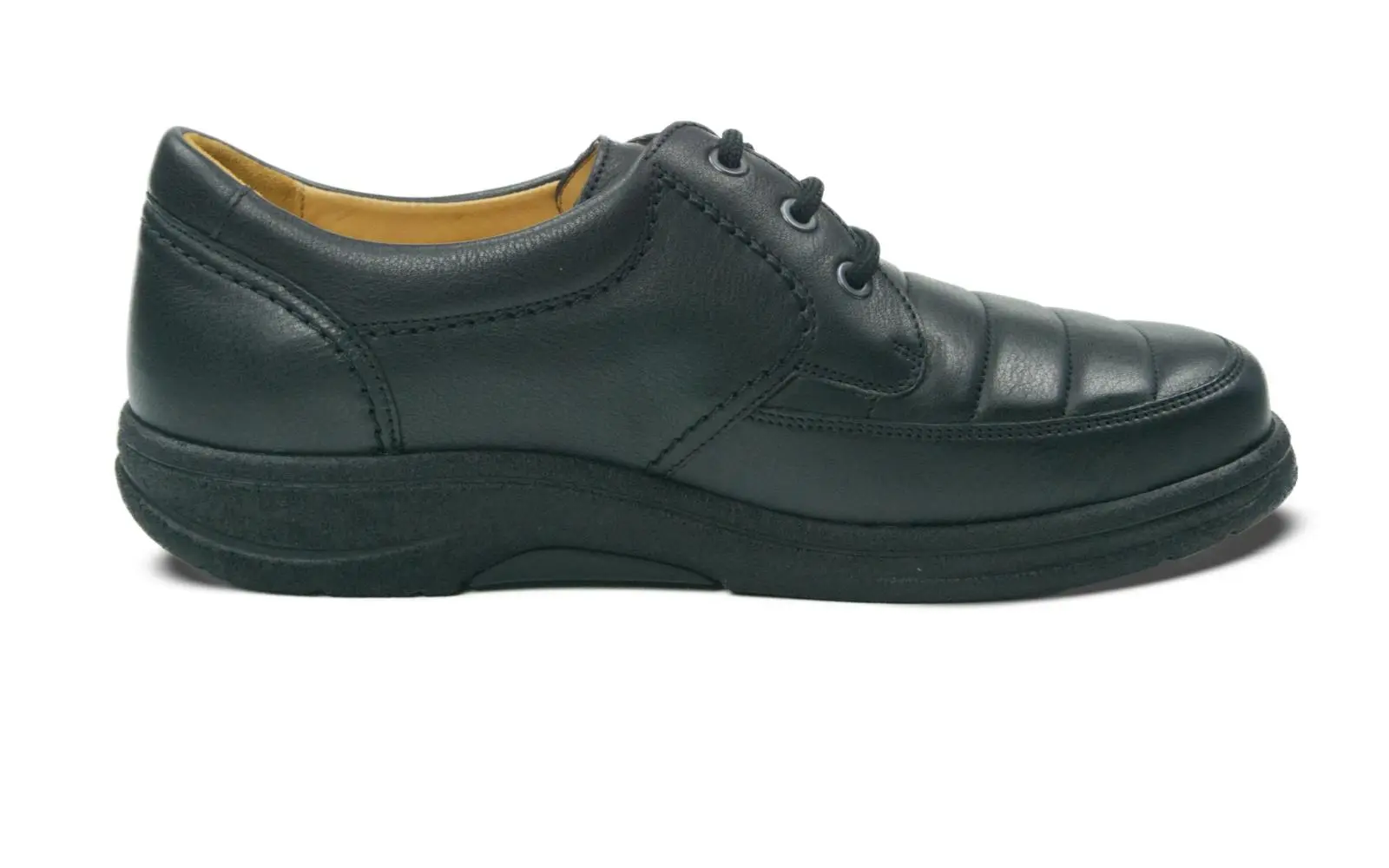 Der Schuh MANFRED NappaSoft in schwarz steht elegant auf einem neutralen Hintergrund, hervorgehoben durch seine hochwertige Verarbeitung und weiche Oberfläche.